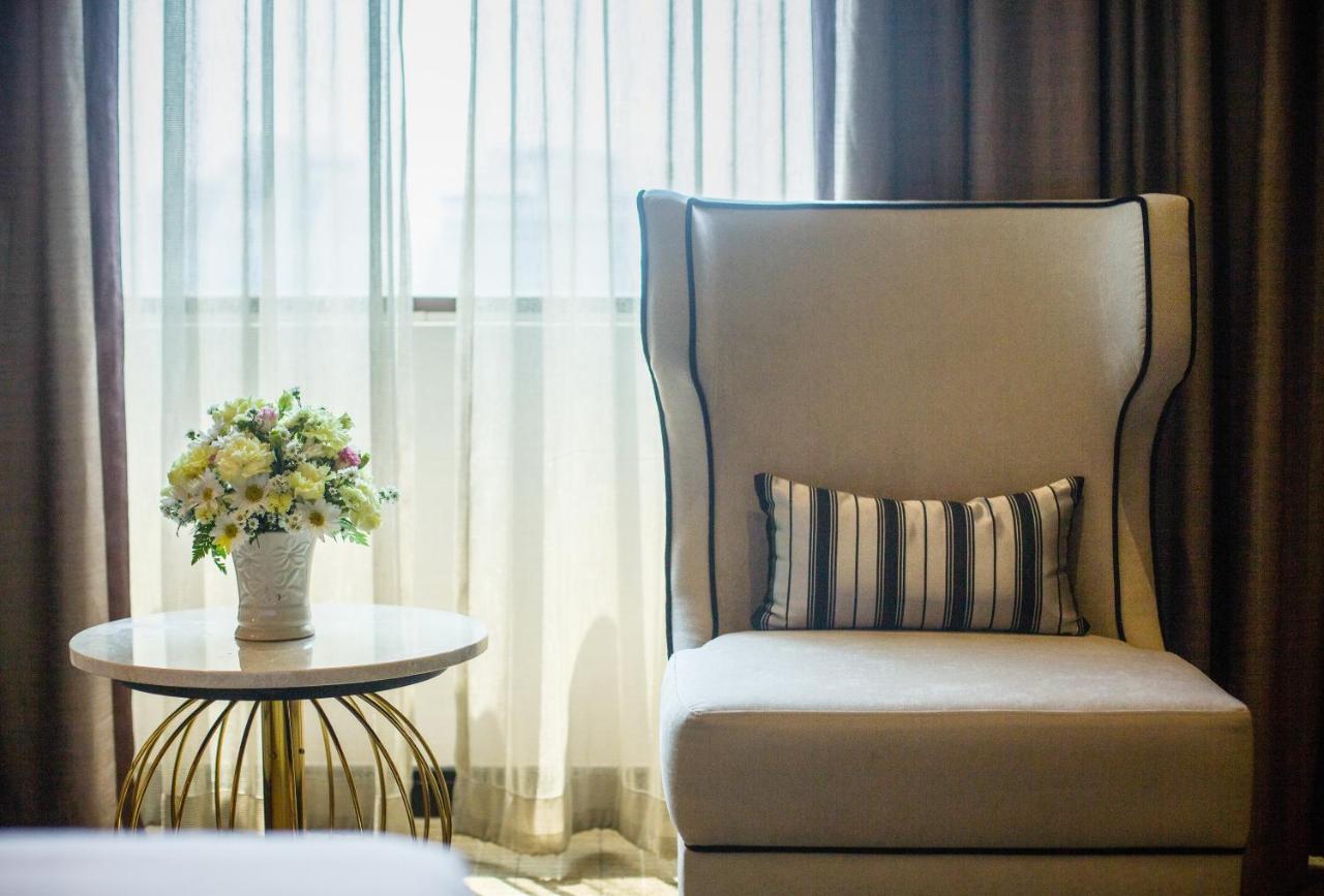 فندق رويال بينجا بانكوك المظهر الخارجي الصورة A chair in a hotel room