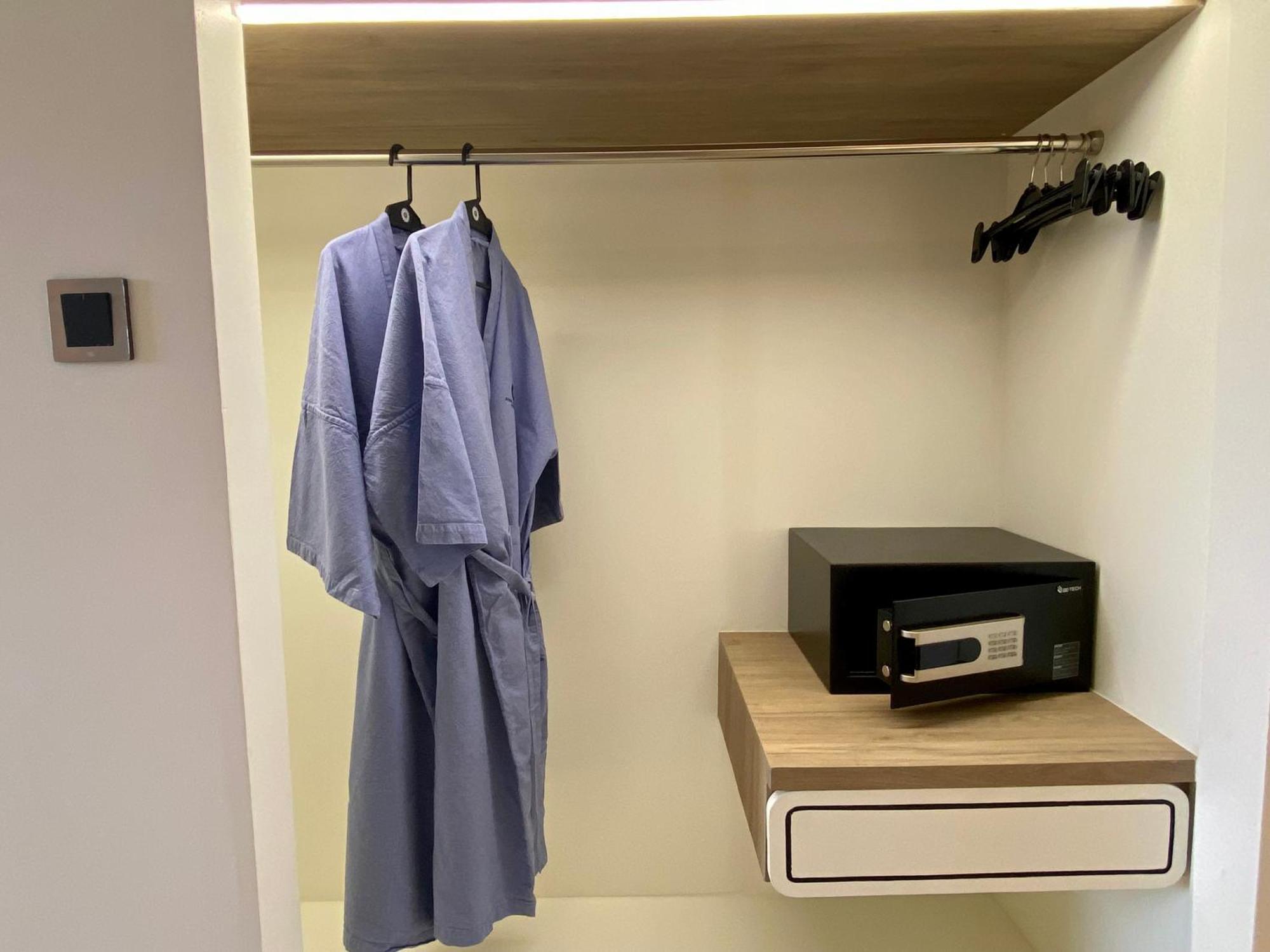فندق رويال بينجا بانكوك المظهر الخارجي الصورة A bathrobe hanging in a closet