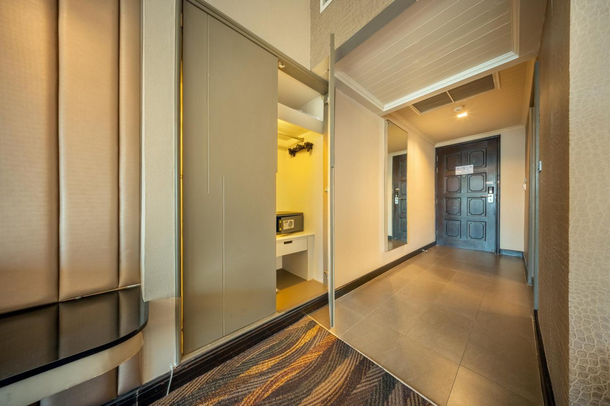فندق رويال بينجا بانكوك المظهر الخارجي الصورة A sliding door